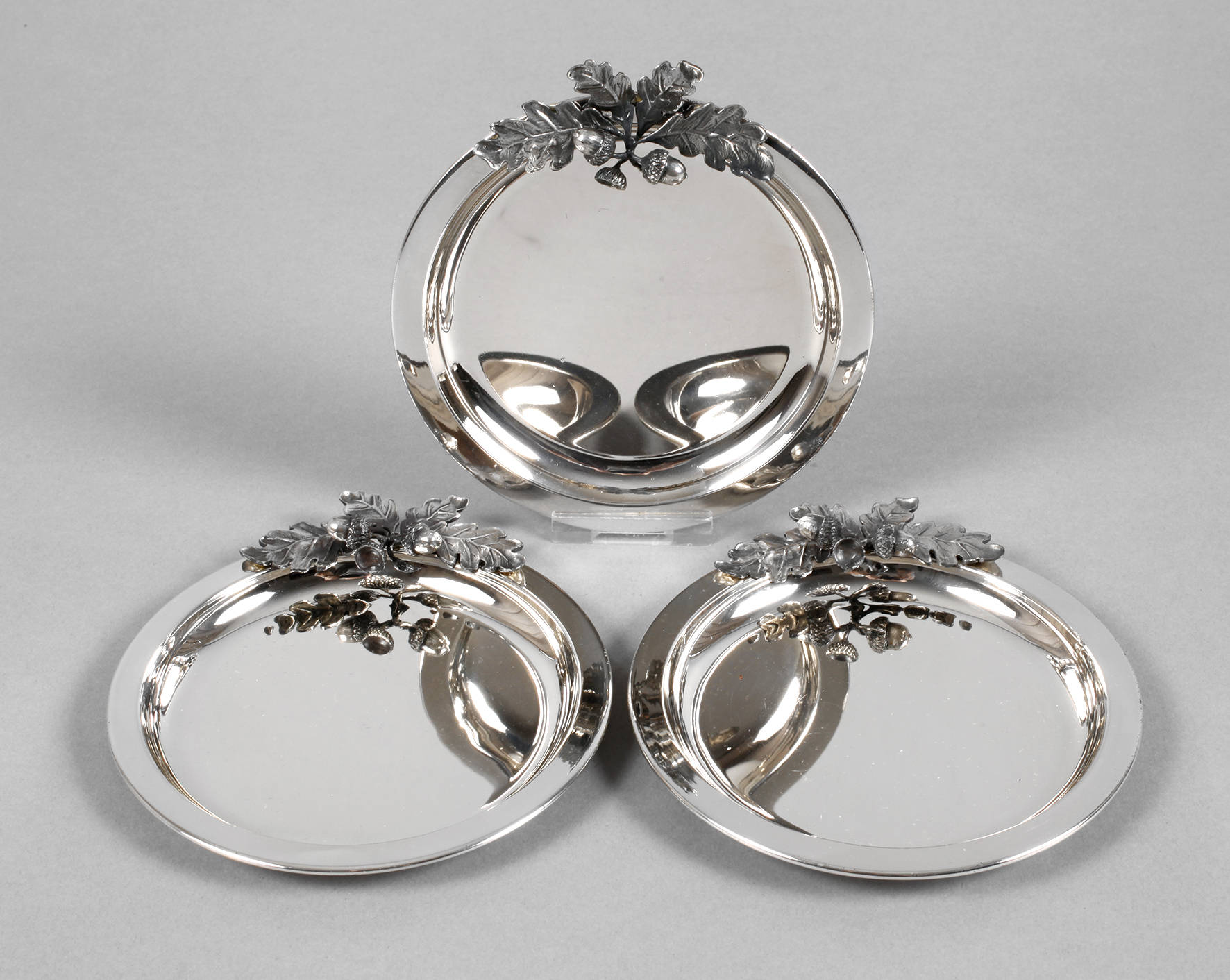 Drei jagdliche Silberteller