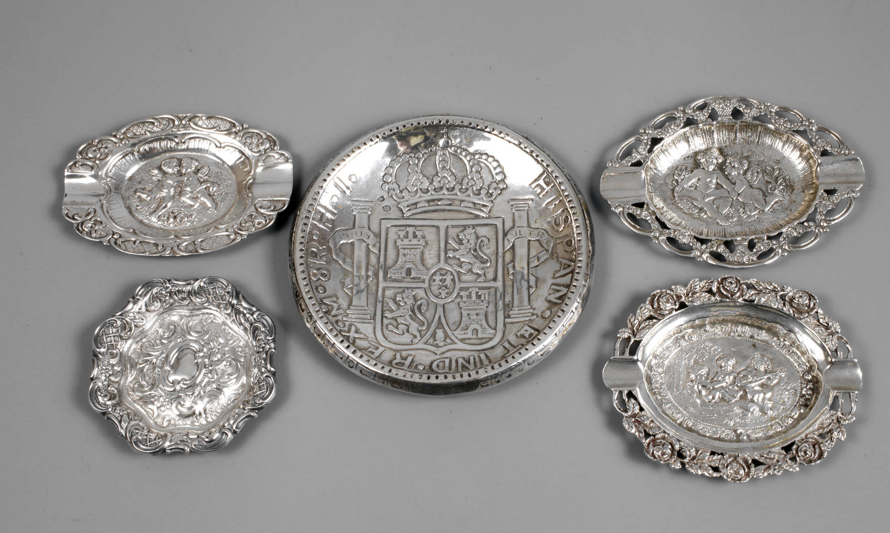 Fünf Silberschälchen