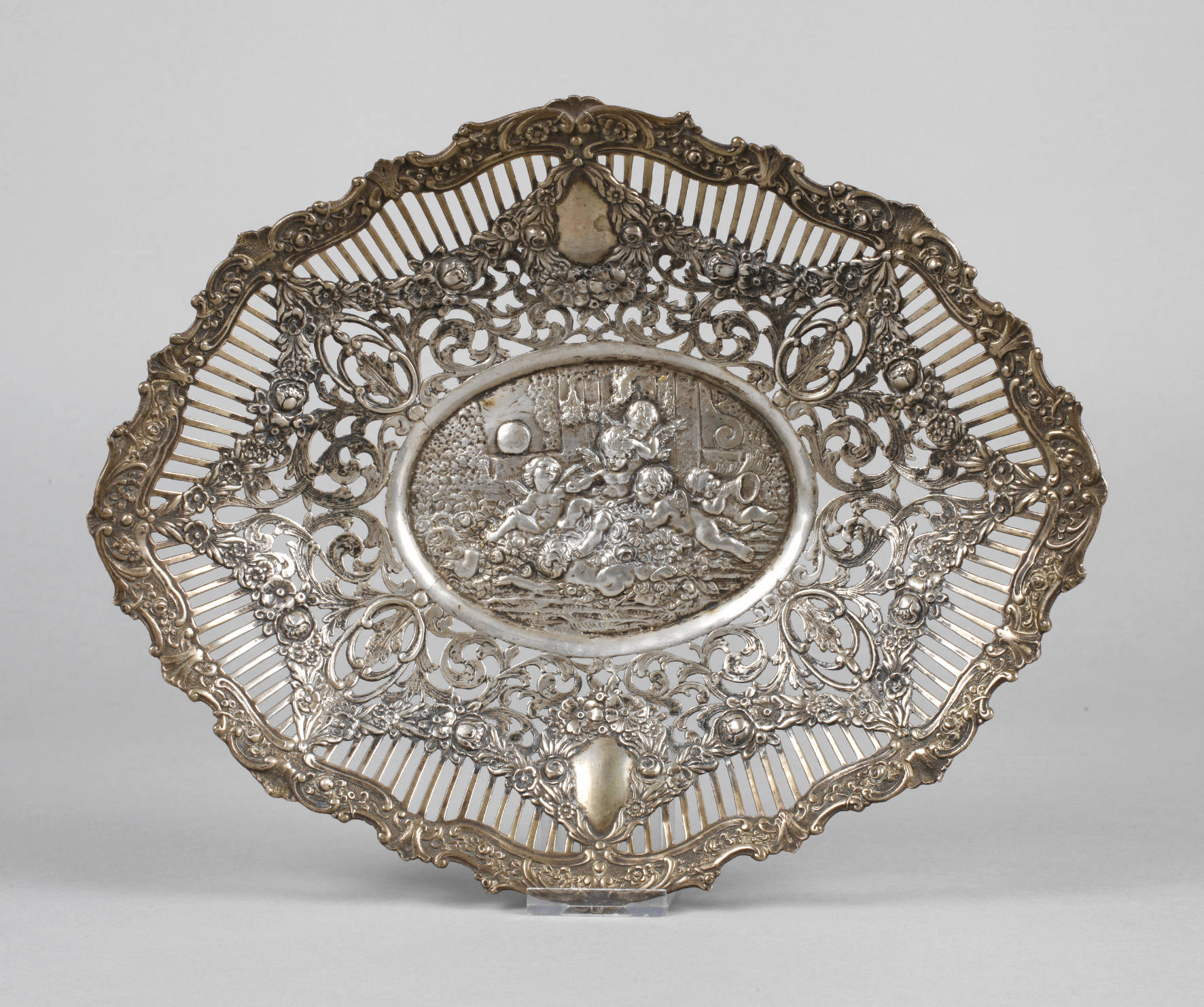 Silberschale mit Putten