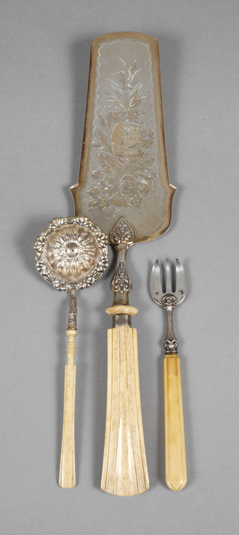 Drei Vorlegeteile Silber und Bein