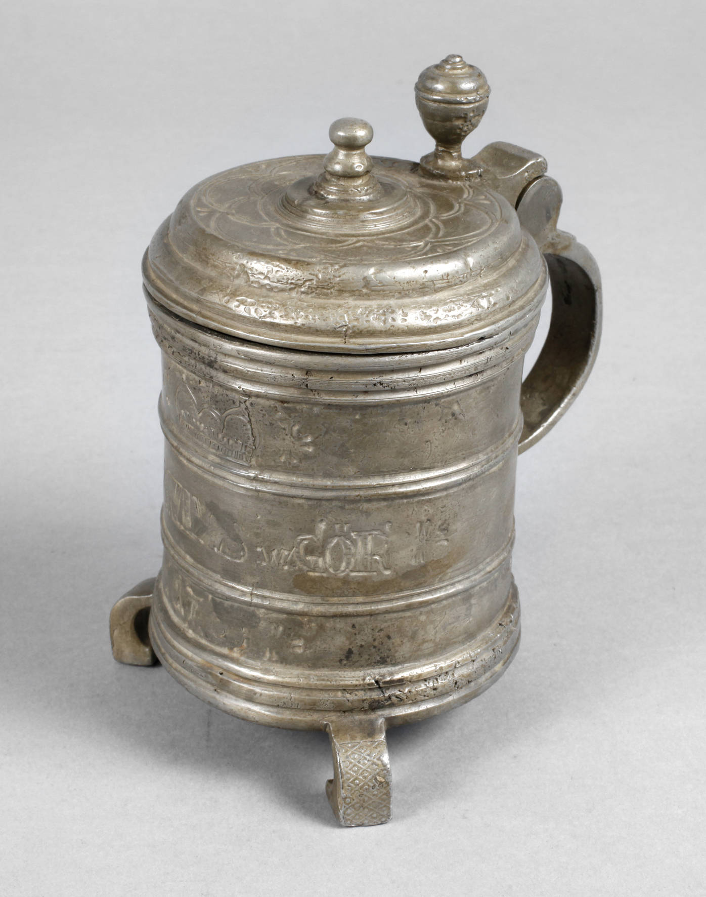 Kleiner gefußter Zinnhumpen