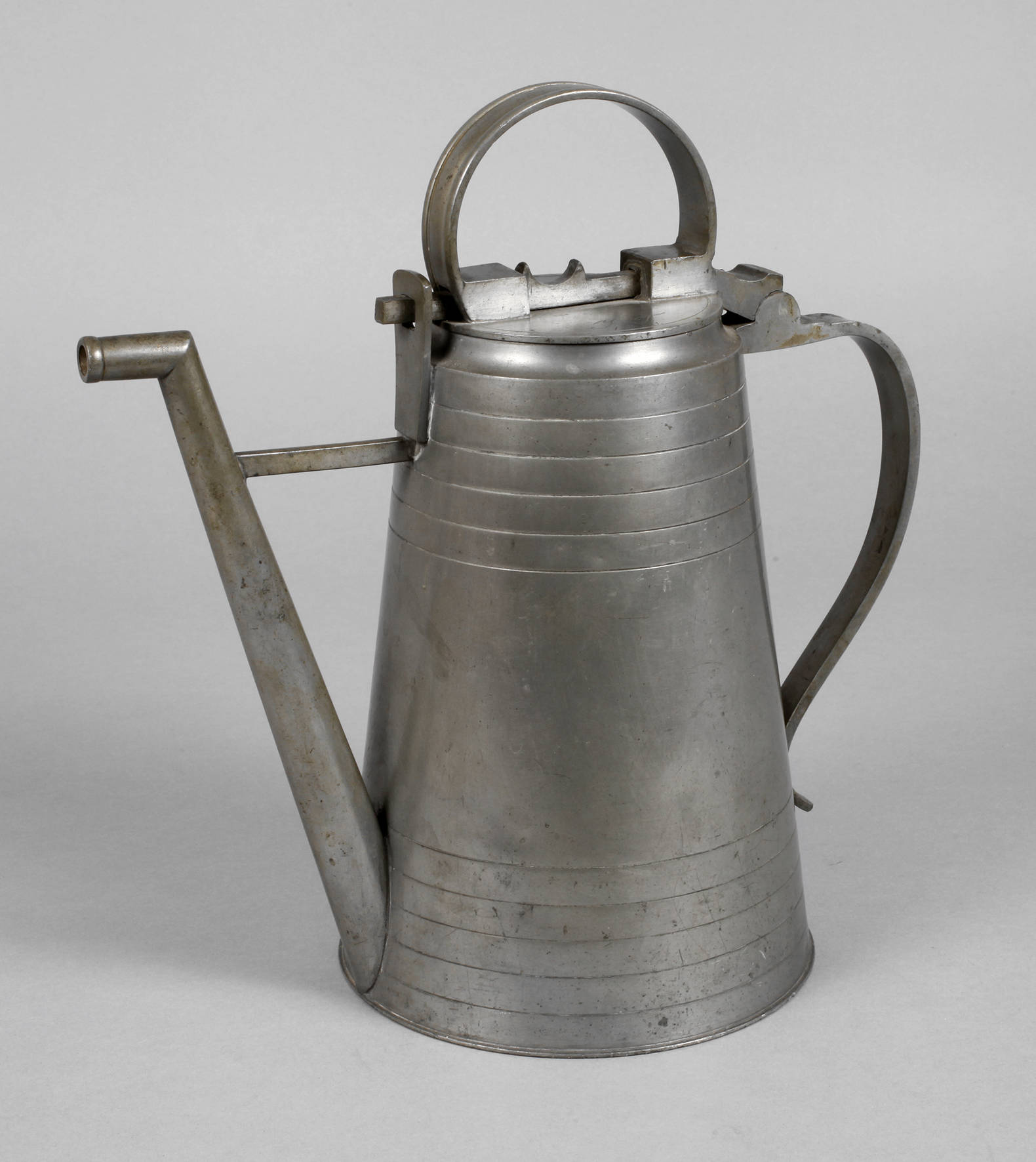 Schwere Zinnriegelkanne