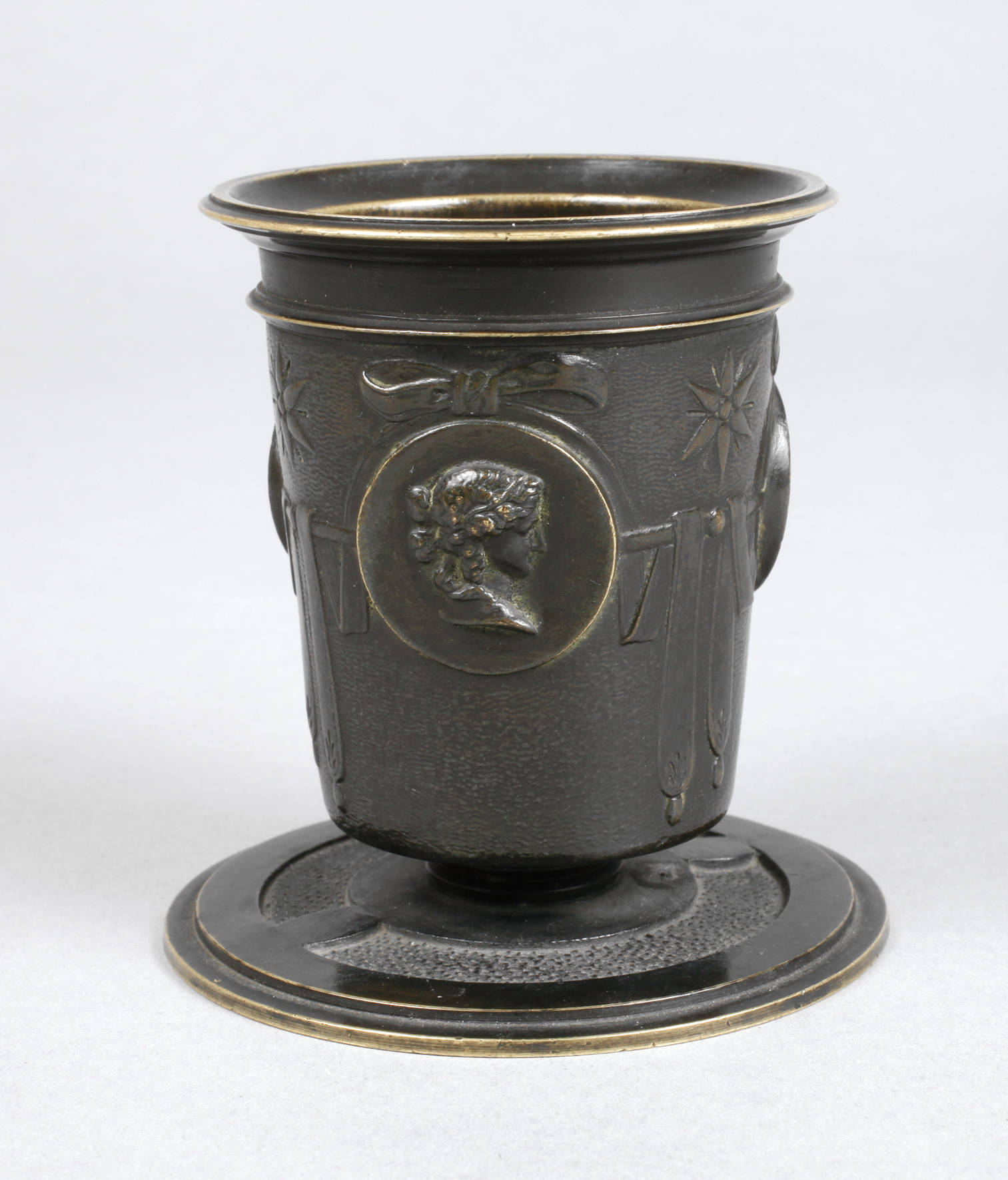 Klassizistischer Bronzebecher