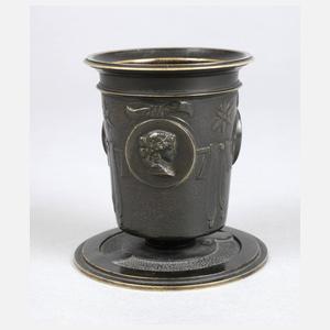 Klassizistischer Bronzebecher