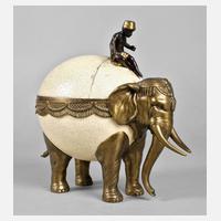 Indischer Bronzeelefant mit Straußeneium111