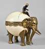 Indischer Bronzeelefant mit Straußeneium