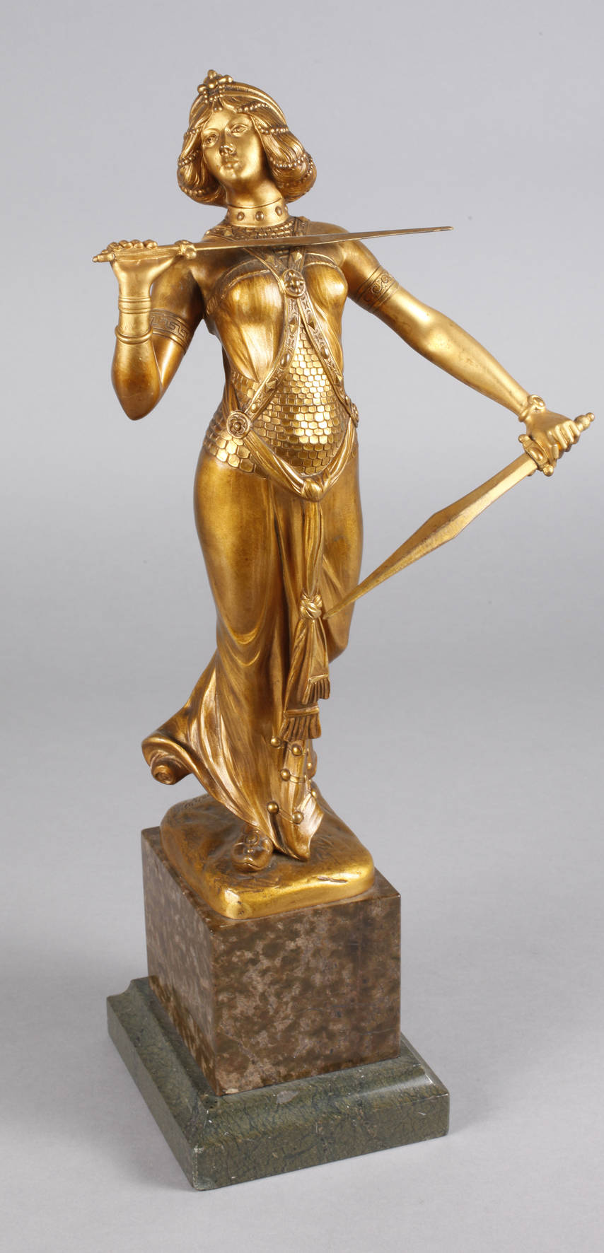 Jaeger, Schwerttänzerin