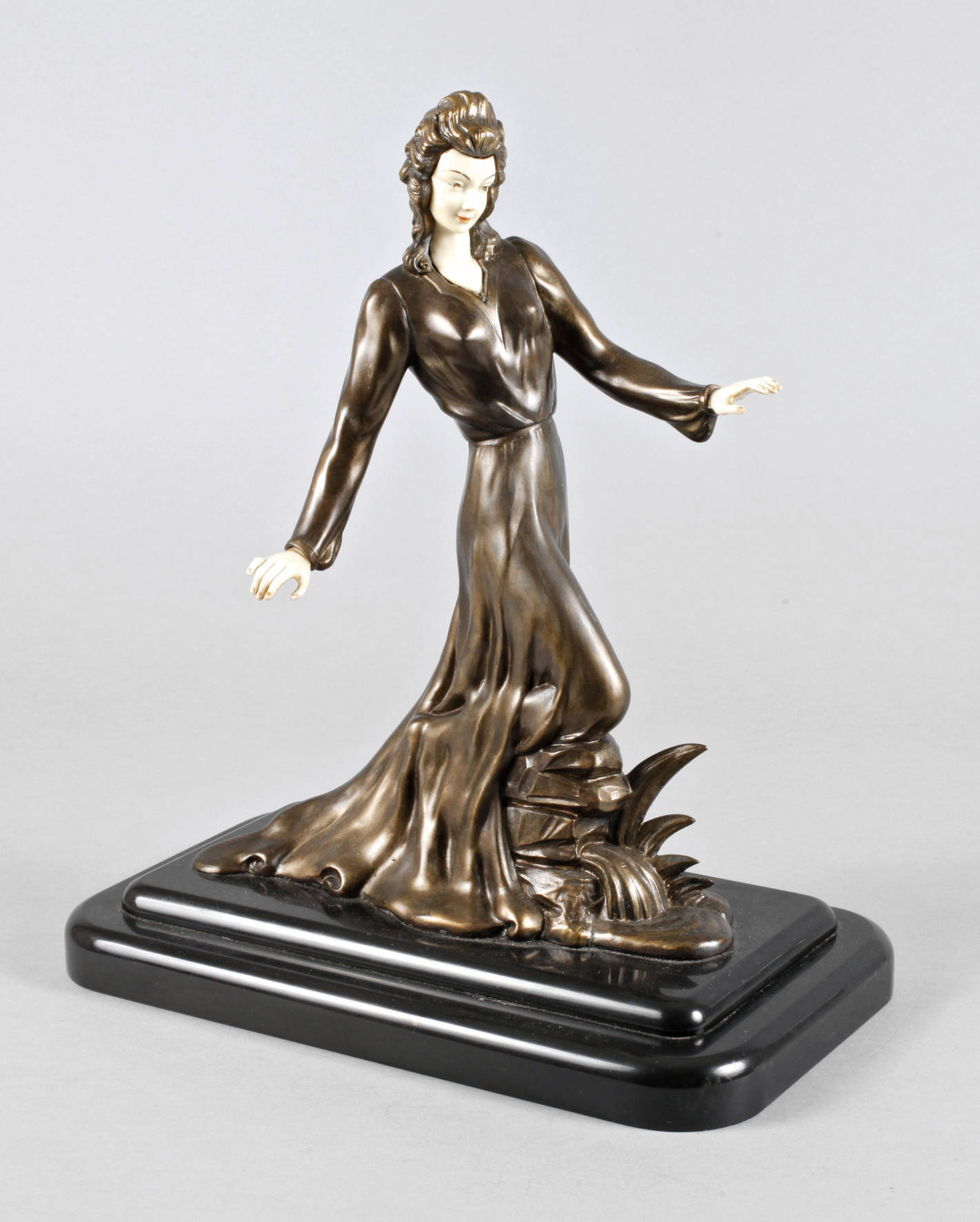 Mädchenplastik Art déco