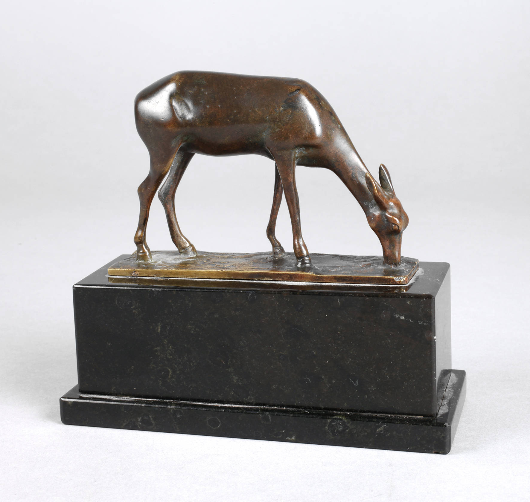 Bronze Reh beim Äsen