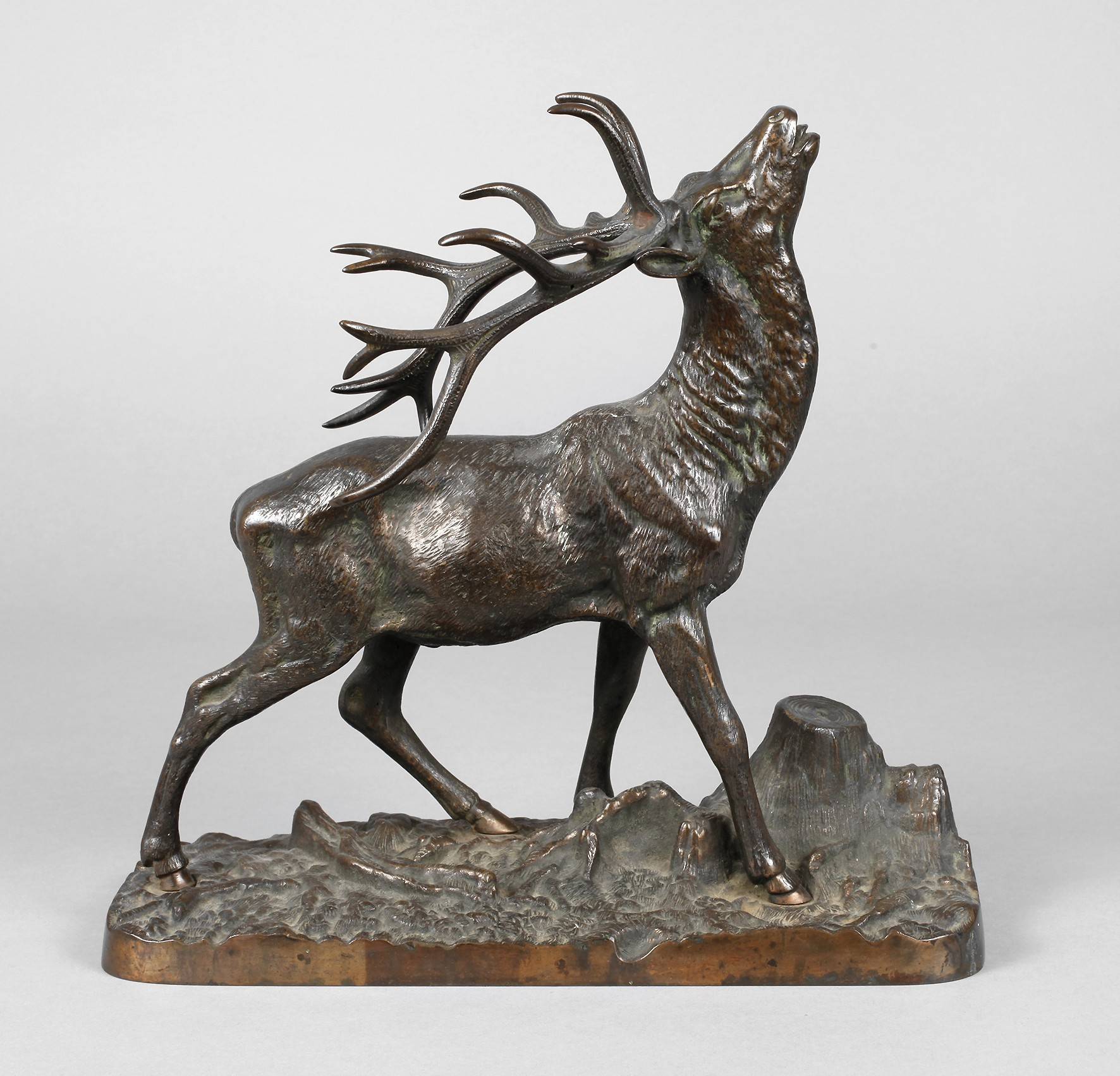 Bronze röhrender Hirsch