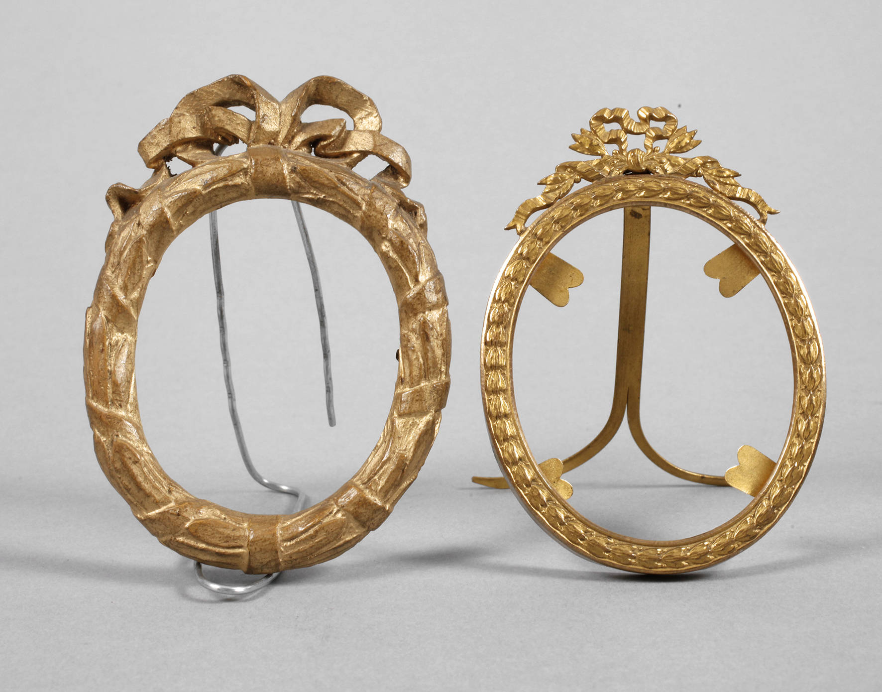 Zwei kleine Ovalrahmen mit Schleifenbekrönung