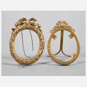 Zwei kleine Ovalrahmen mit Schleifenbekrönung