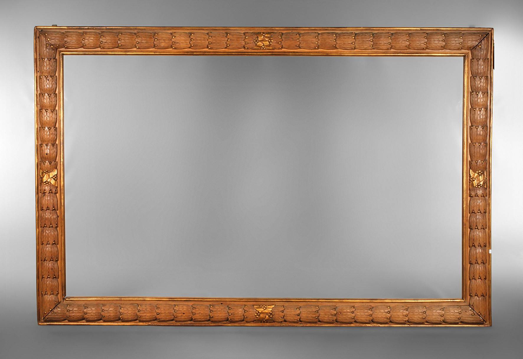 Großer geschnitzter Rahmen im klassizistischen Stil