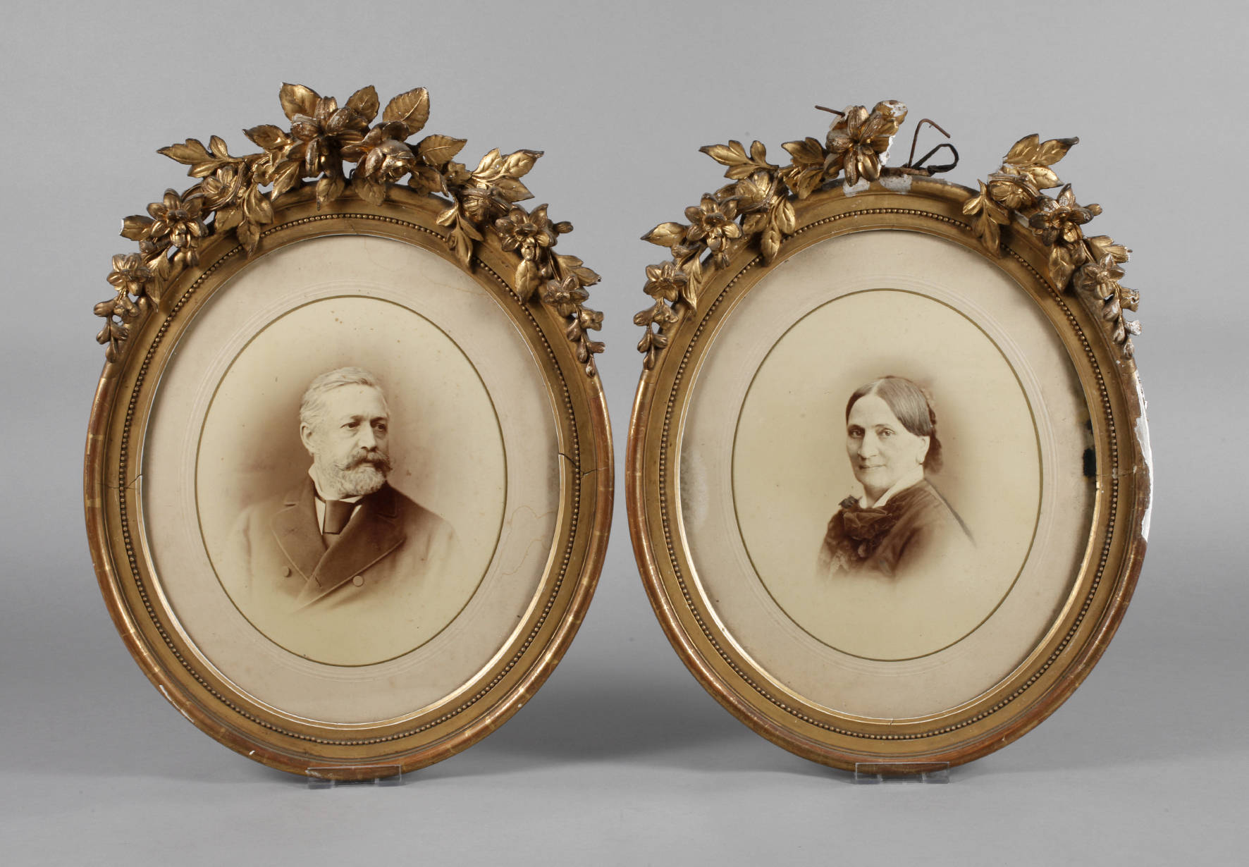 Zwei ovale Goldstuckrahmen um 1880