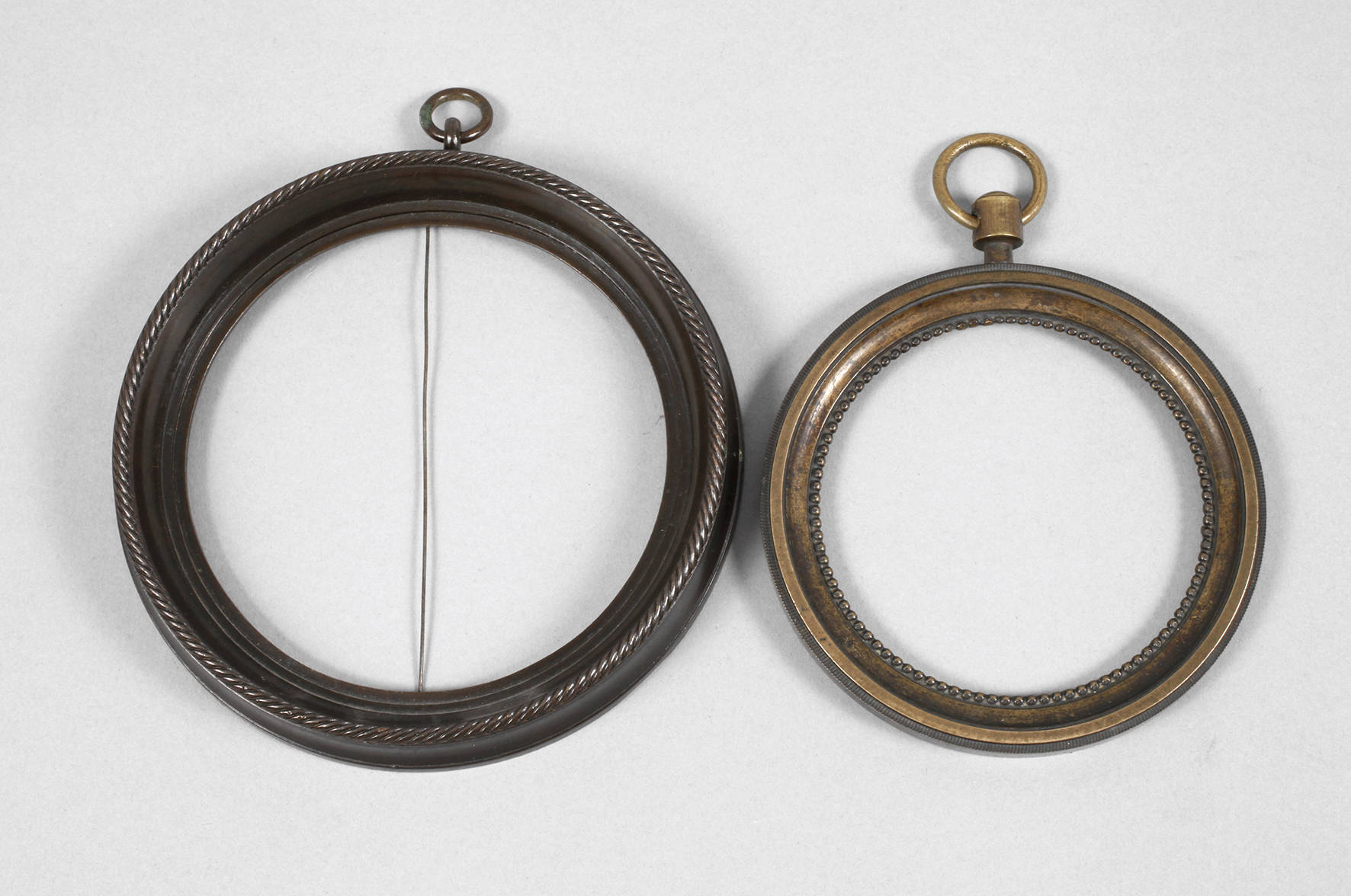 Zwei Bronzerahmen