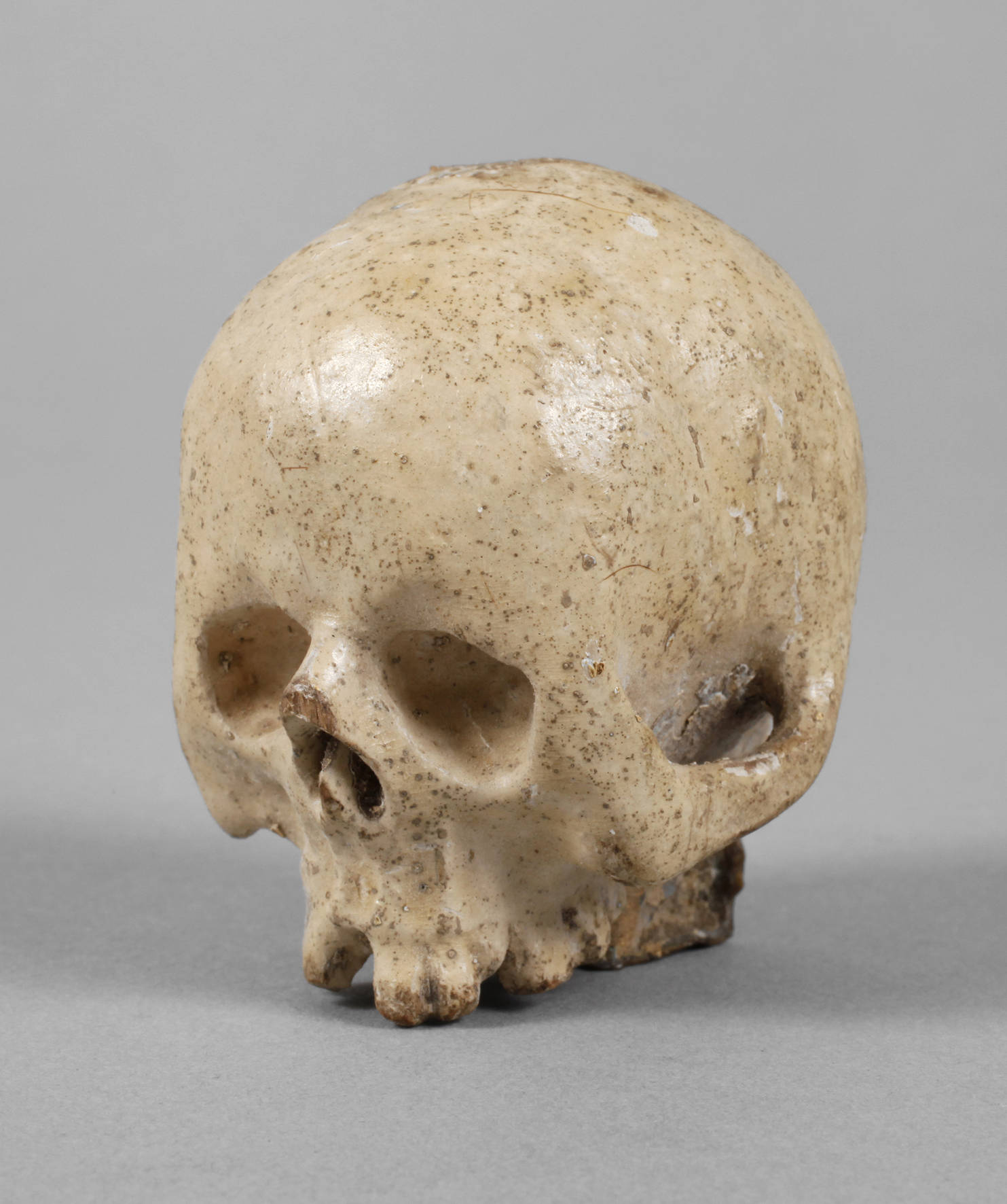 Geschnitzter Totenkopf