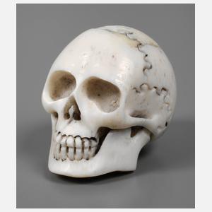 Geschnitzter Totenkopf