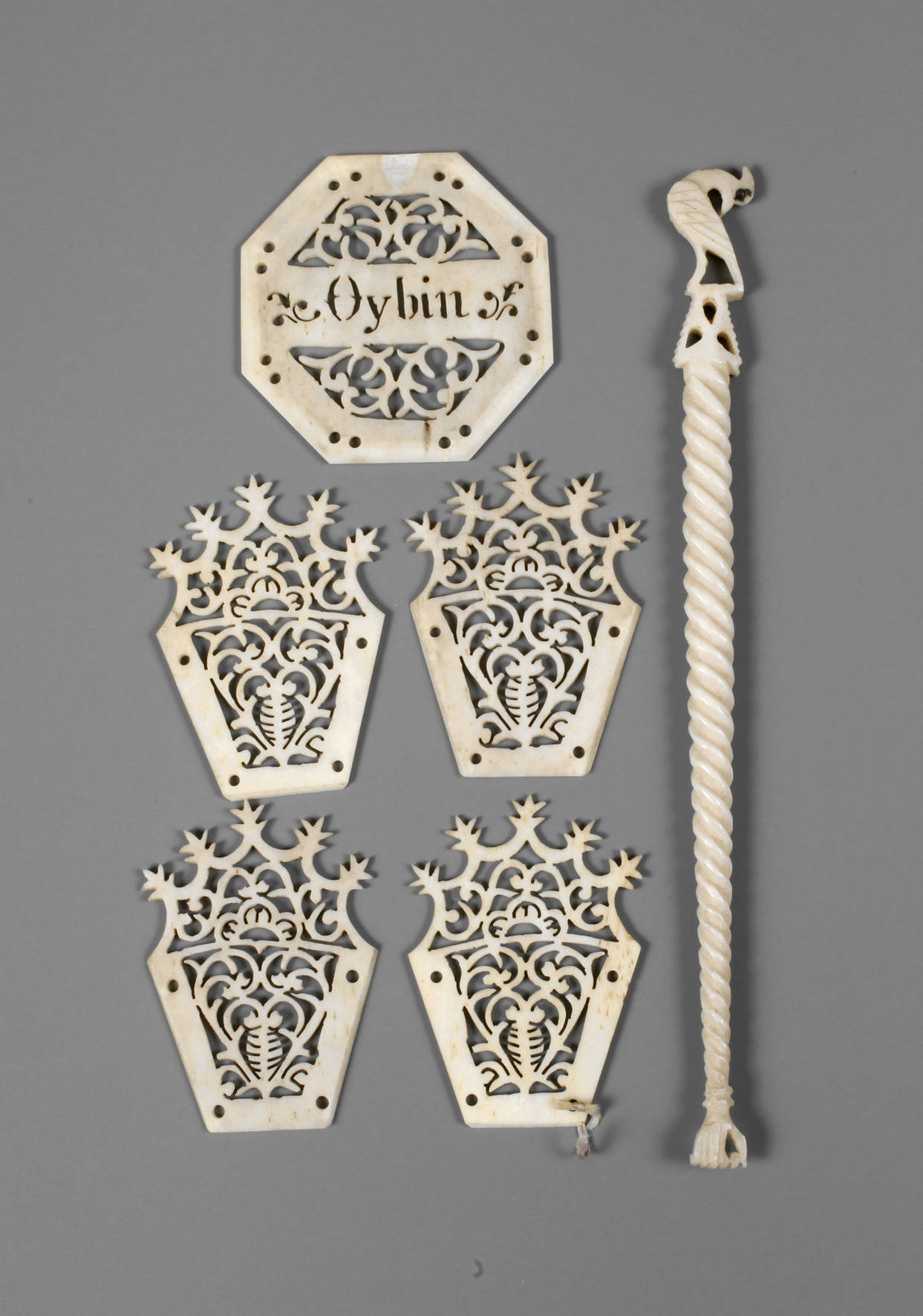 Sechs Beinschnitzereien