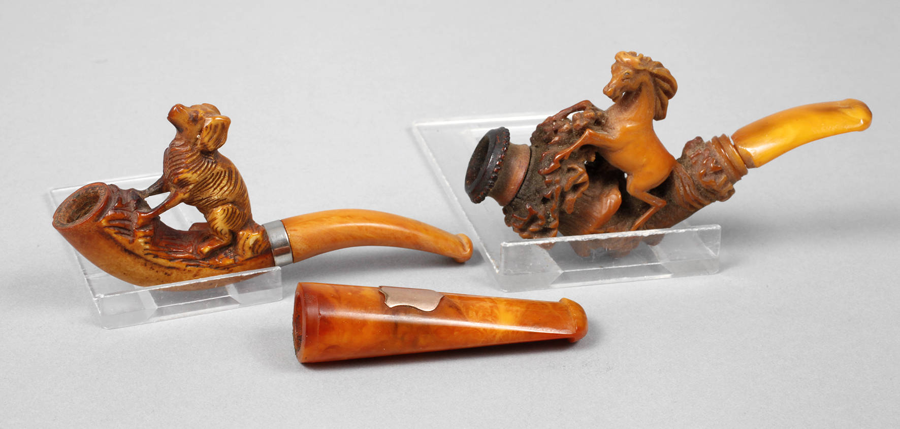 Zwei Meerschaumpfeifen und Zigarettenspitze