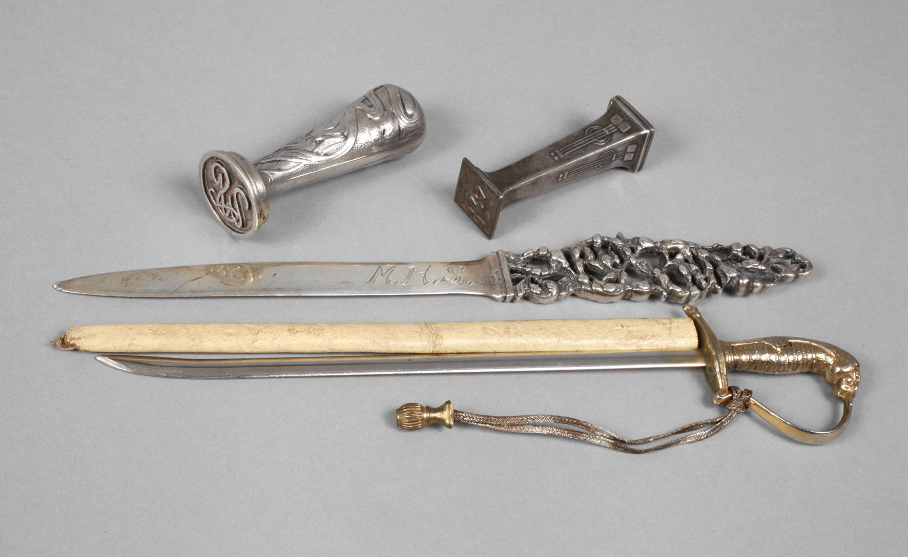 Zwei Petschafte und zwei Brieföffner