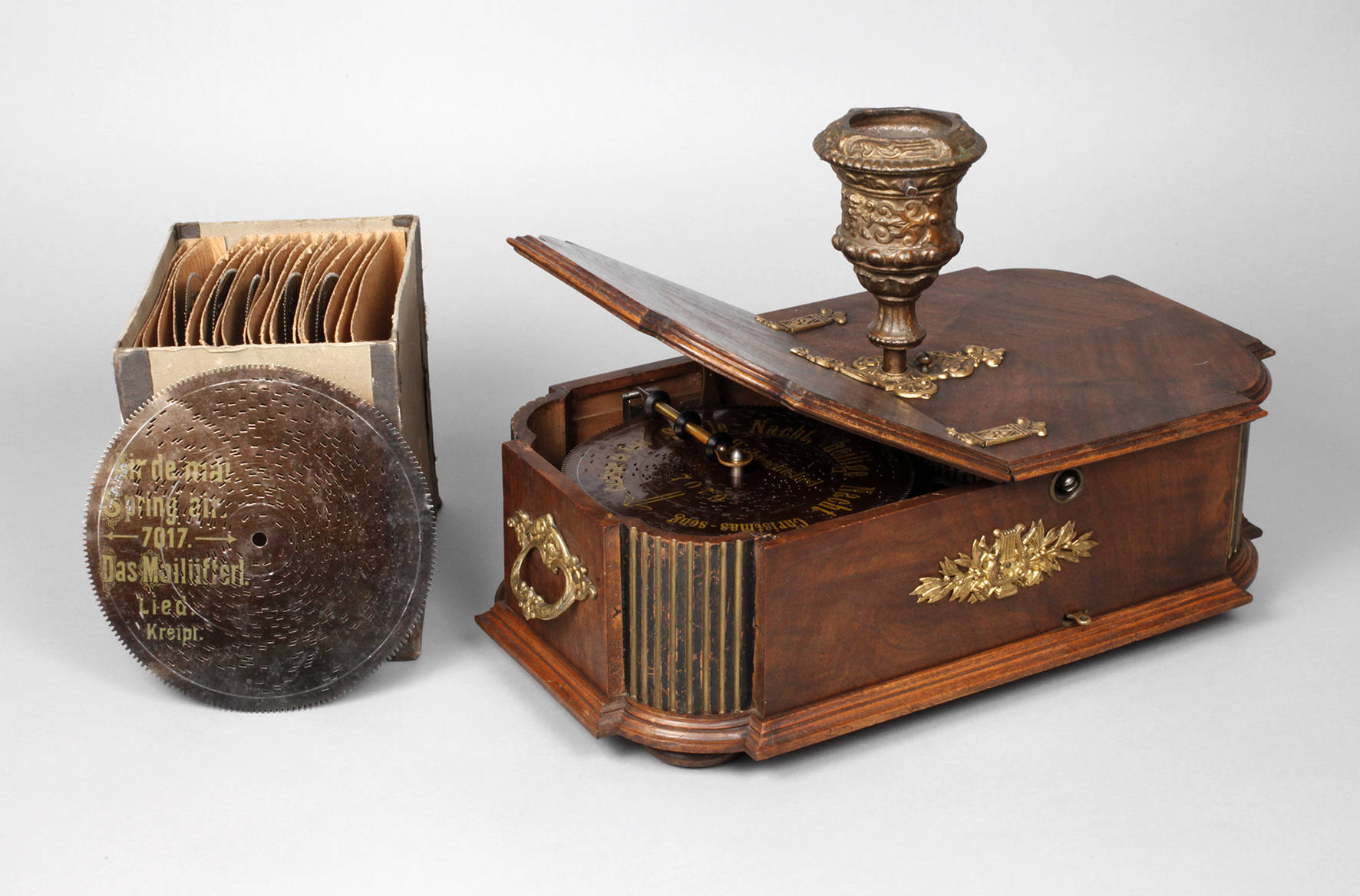 Plattenspieldose als Weihnachtsbaumständer