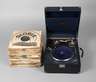 Koffergrammophon mit Platten
