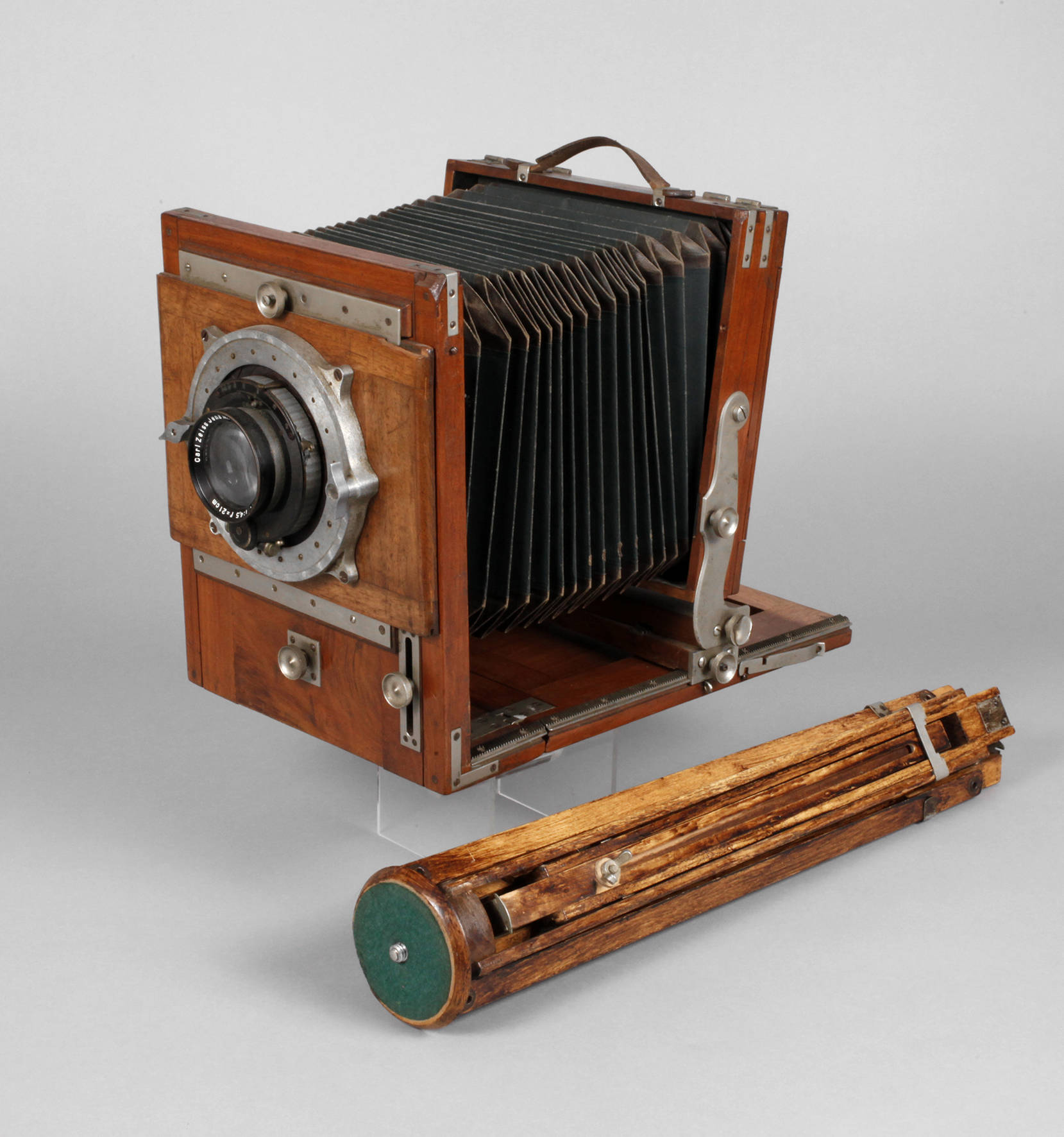 Große Plattenkamera mit Stativ