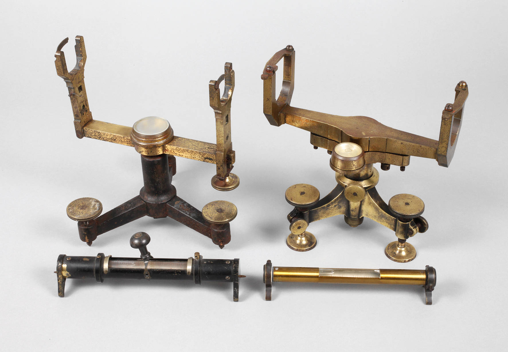 Zwei Gestelle für Theodolit