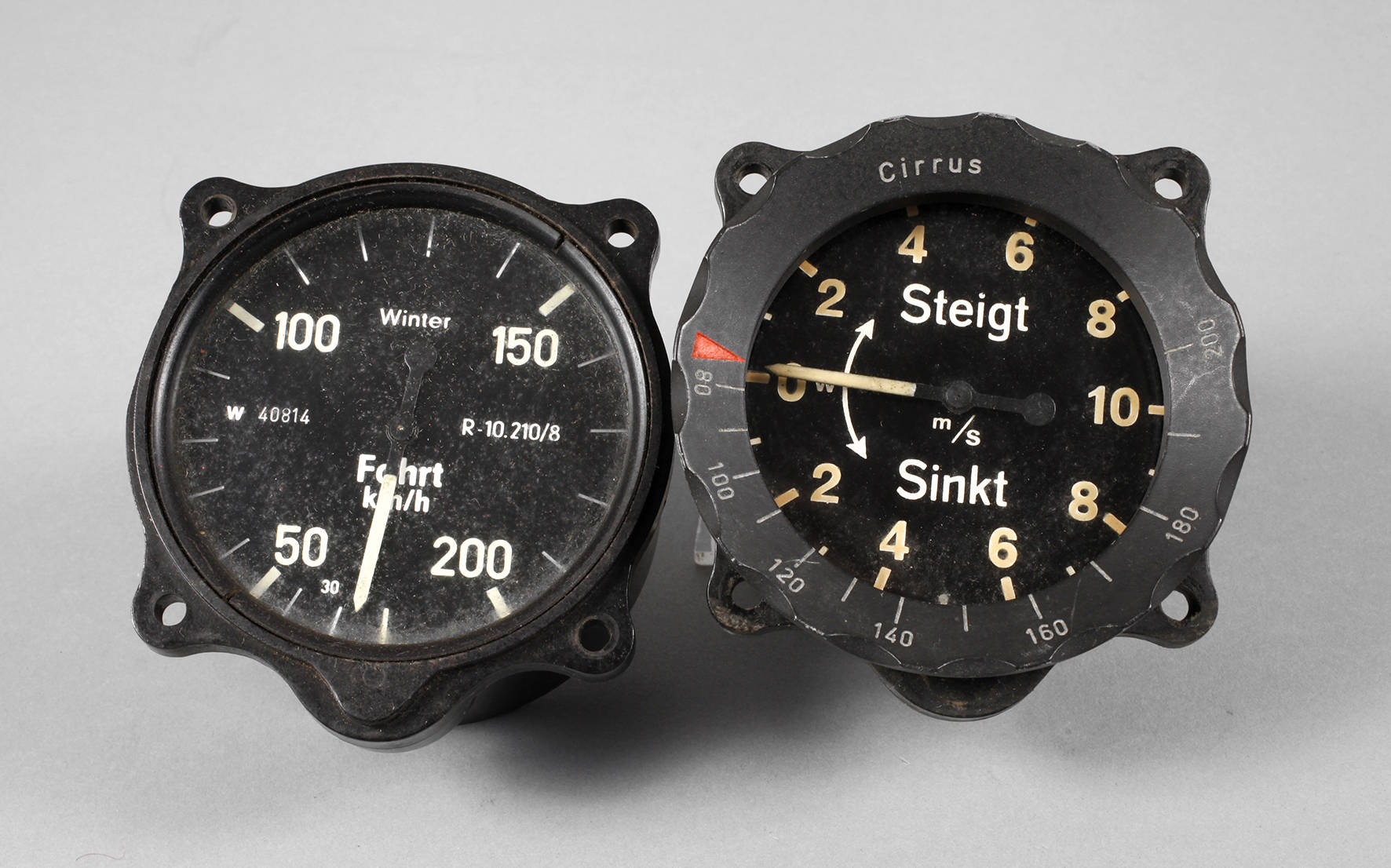 Zwei Flugzeuginstrumente