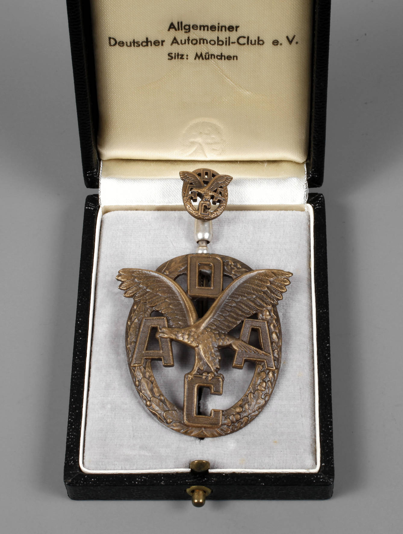 ADAC-Plakette und -Nadel