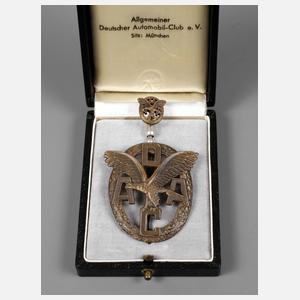 ADAC-Plakette und -Nadel