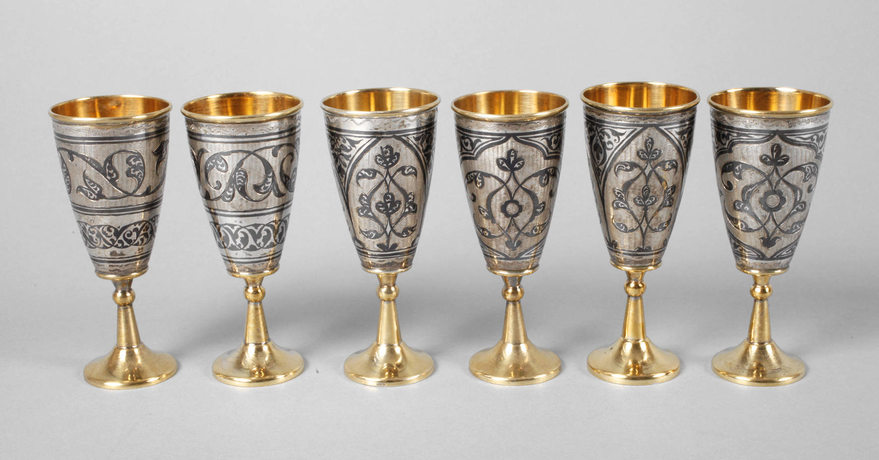 Sechs Schnapsbecher Niello-Technik