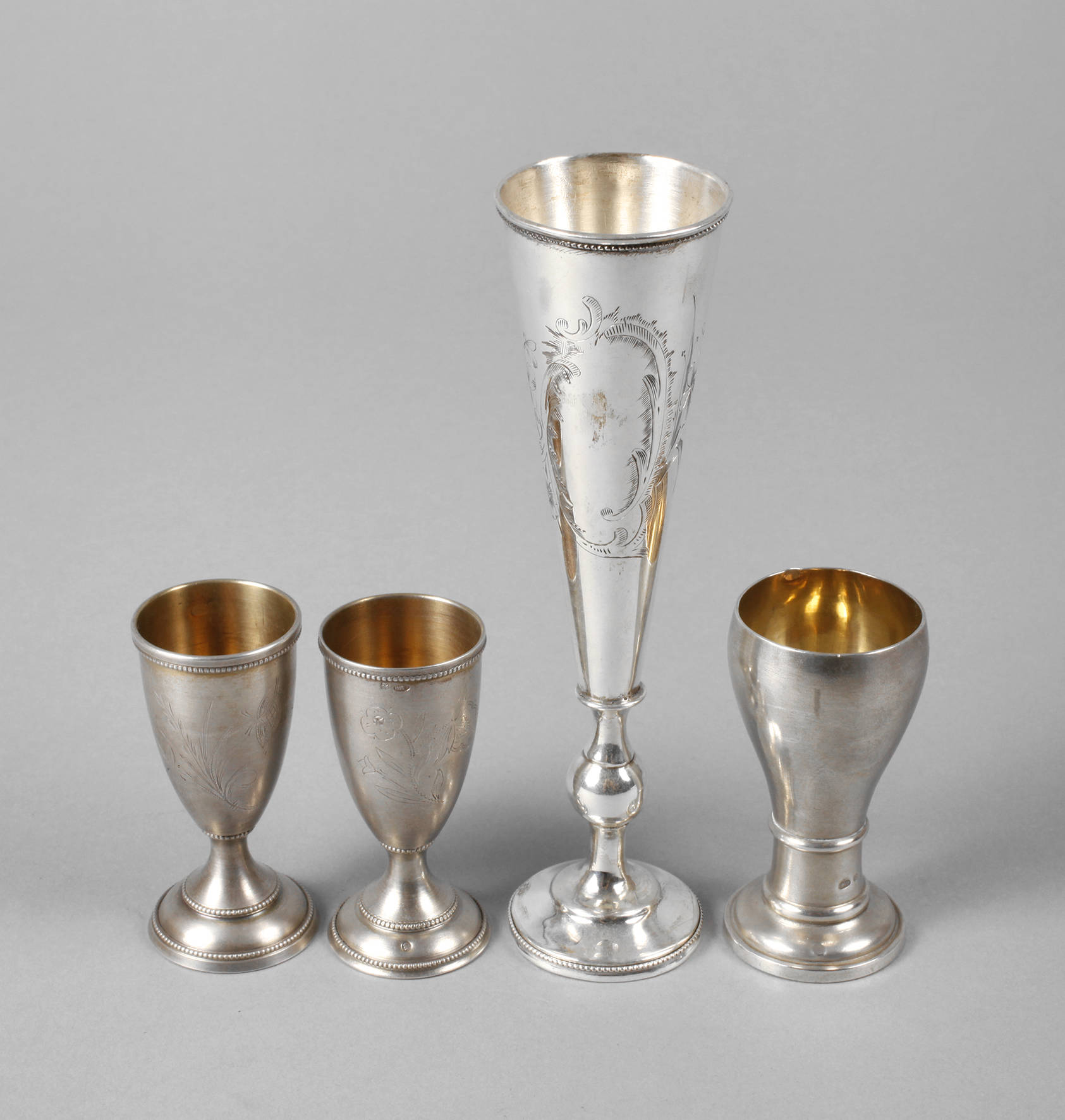 Vier Wodkabecher Silber