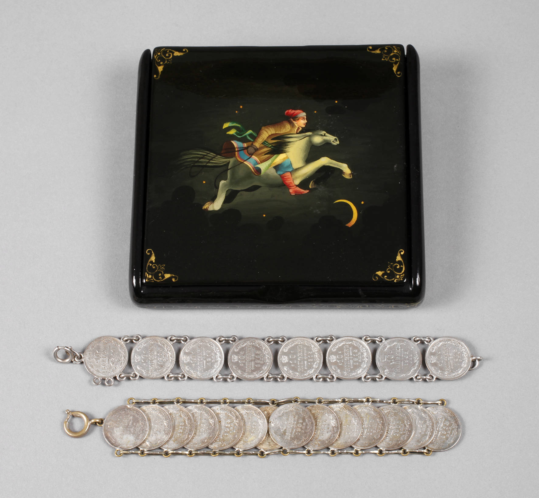 Lackdose und zwei Teile Silber-Münzschmuck