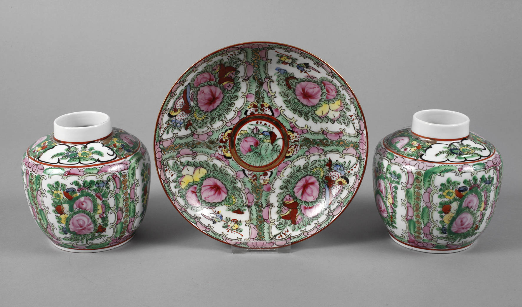 Paar Vasen und Zierteller Famille rose