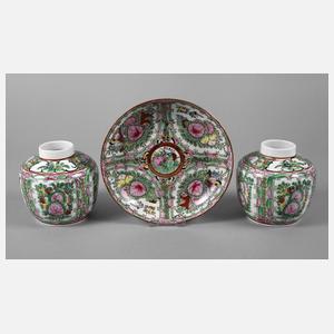 Paar Vasen und Zierteller Famille rose