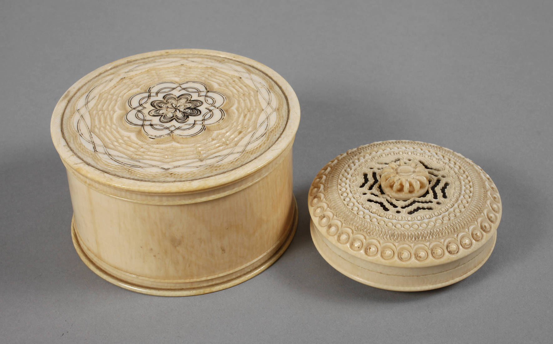 Zwei Dosen Elfenbein