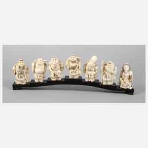 Figürliche Beinschnitzereien