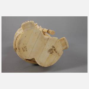 Große Beinschnitzerei