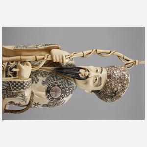 Große Beinschnitzerei