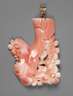 Anhänger mit feiner Korallenschnitzerei