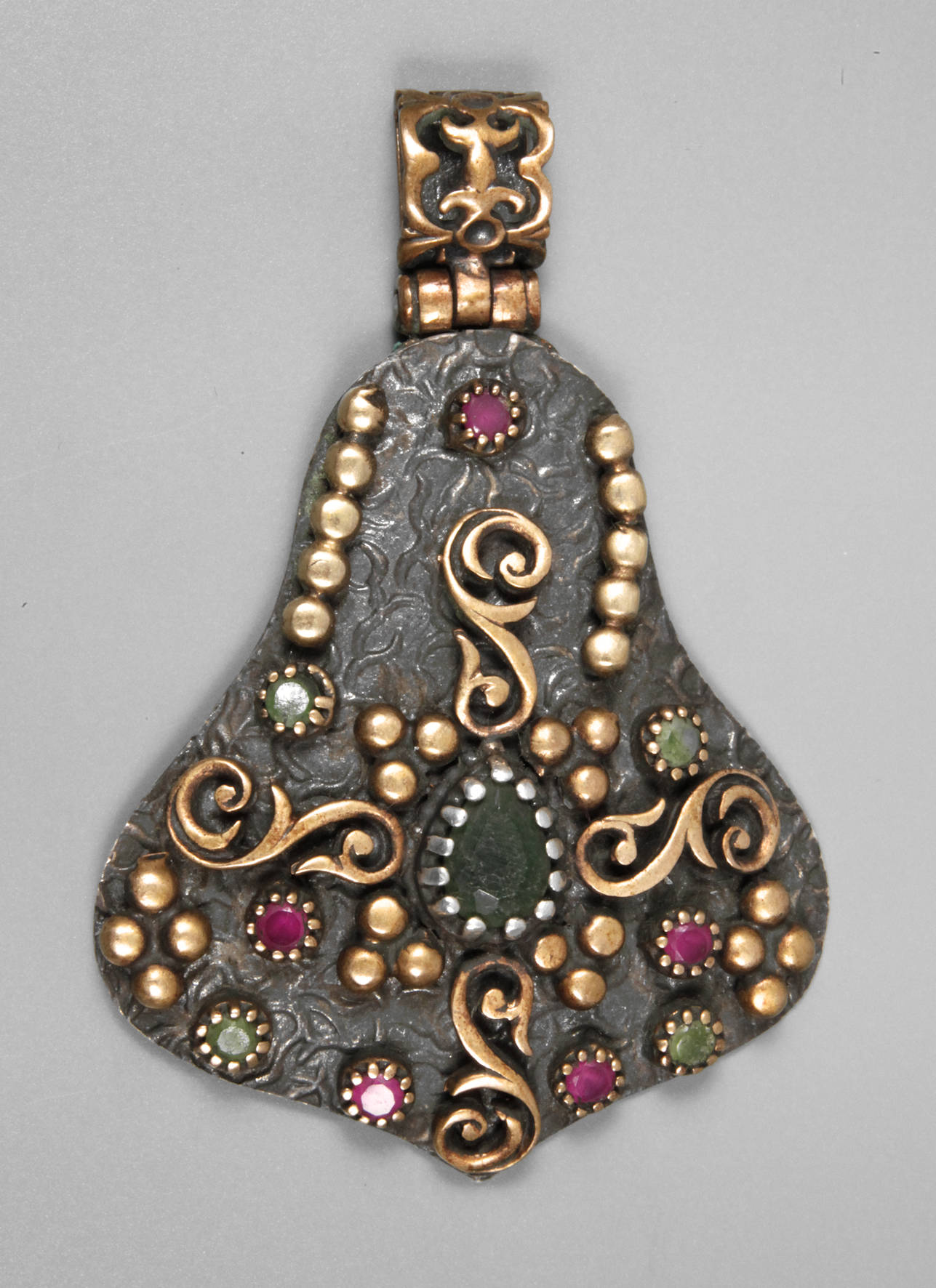 Anhänger besetzt mit Rubinen und Smaragden