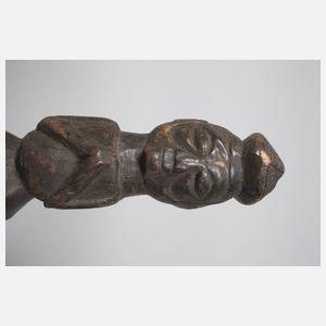 Zwei figürliche Schnitzereien der Fang