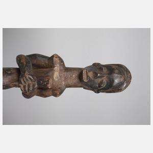 Zwei figürliche Schnitzereien der Fang