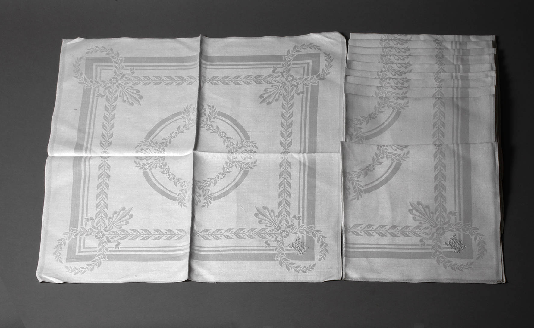 Elf Servietten Lorbeerkranzdekor