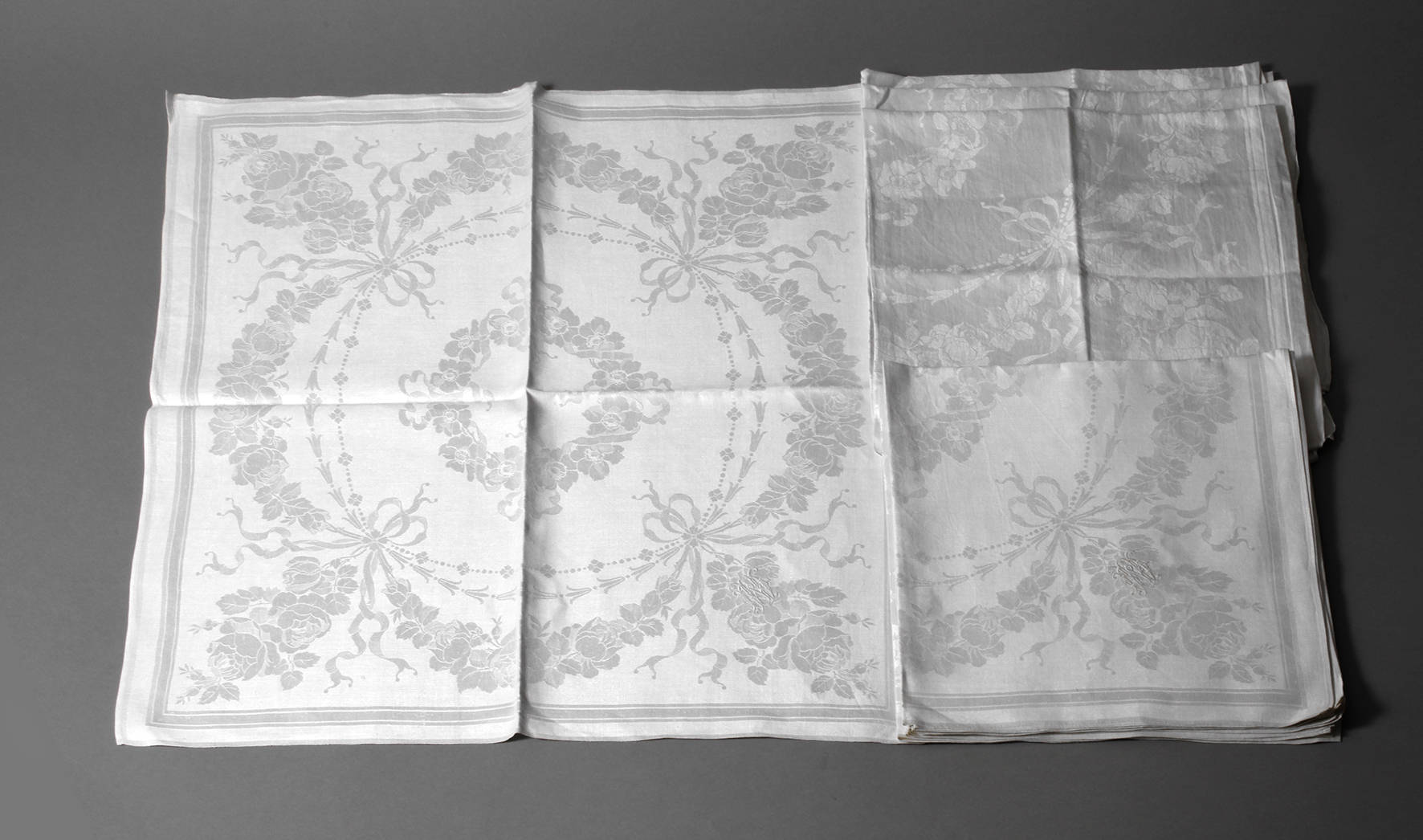 Neun Servietten Rosendekor