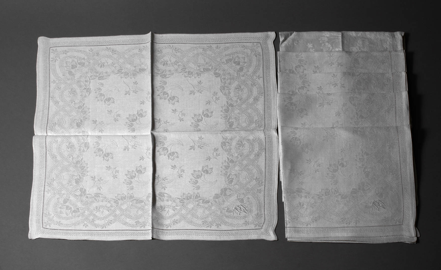 Sechs Servietten Tulpendekor