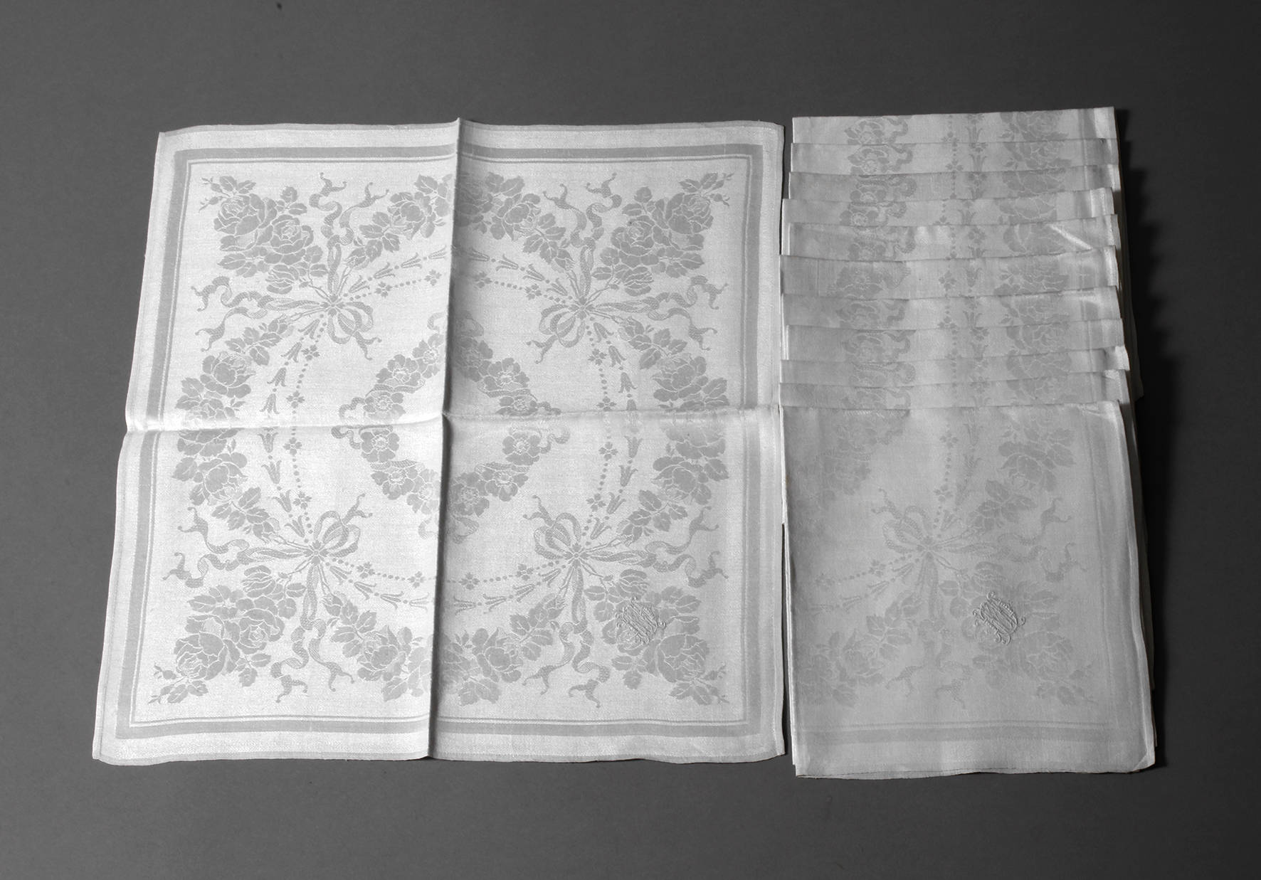 Zwölf Servietten Rosendekor