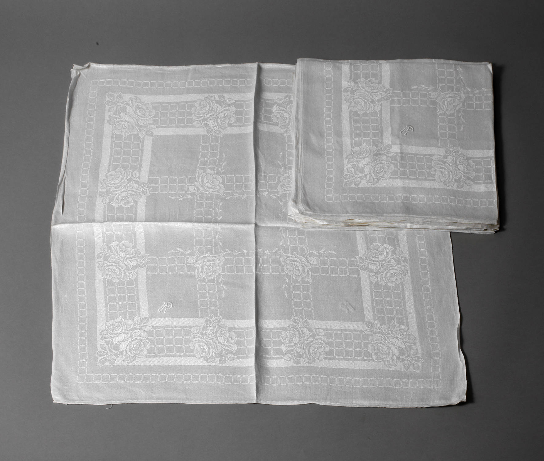 Sechs Servietten Blütendekor