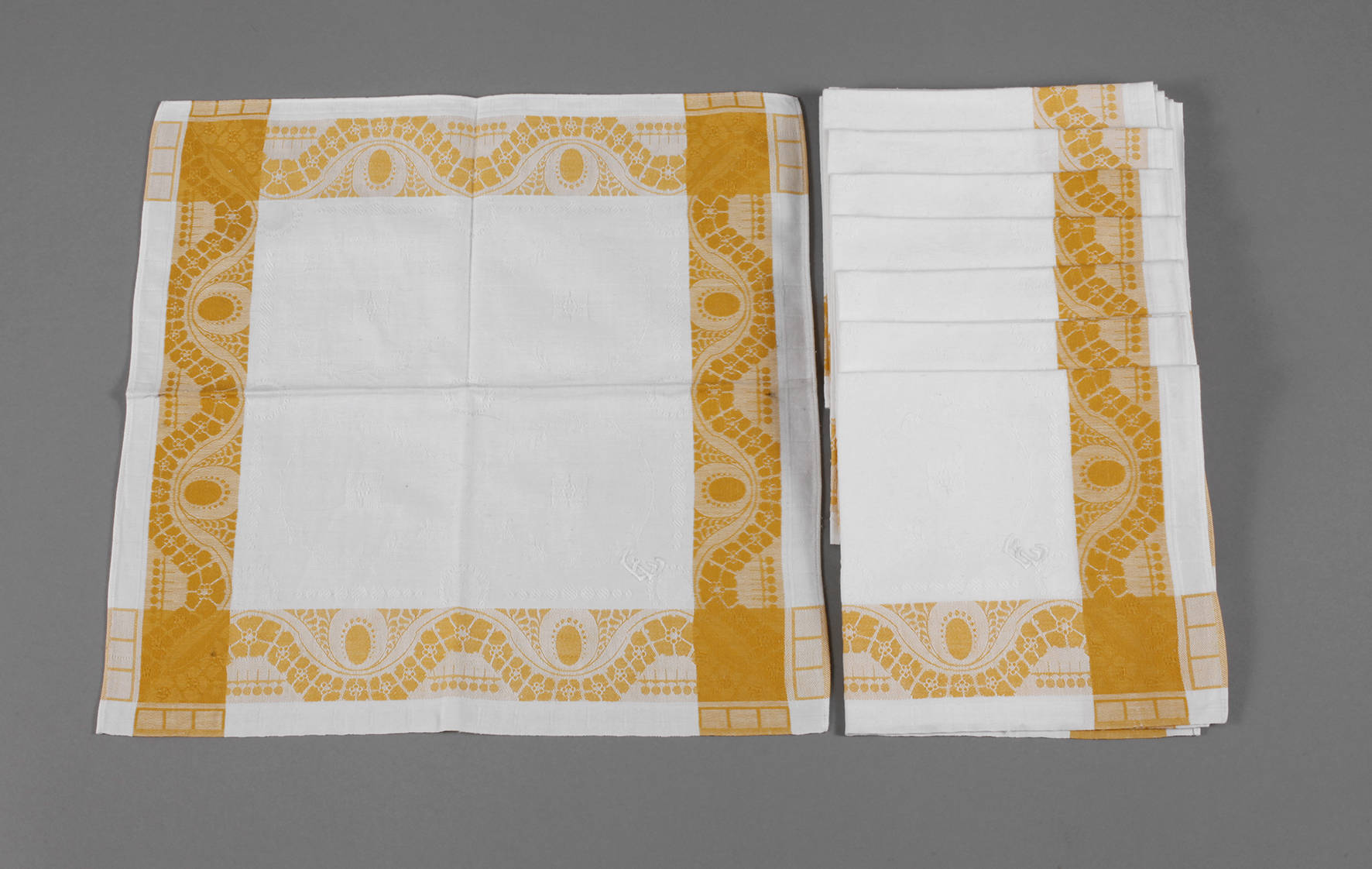 Zwölf Servietten Jugendstil